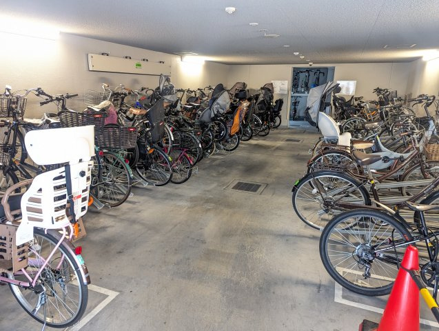 プラウド上野松が谷の駐車場