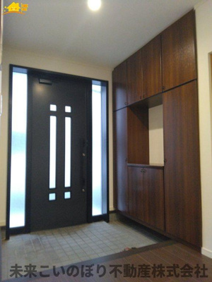 【玄関】 | 春日部市増田新田中古戸建て | 内側から見た玄関はとても開放感があり、気持ちよくお出かけができます。
収納もしっかりあるので家族の靴をきちんと片づけておけます。