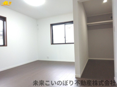 【子供部屋】 | 春日部市増田新田中古戸建て | 二面採光のお部屋で日当たり通風良好です！
収納も大きく過ごしやすいです。お子さんのお部屋にいかがでしょうか