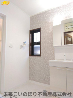 【脱衣所】 | 春日部市増田新田中古戸建て | 洗面脱衣室には窓があり空気の入れ替えが出来カビの防止対策できますよ。