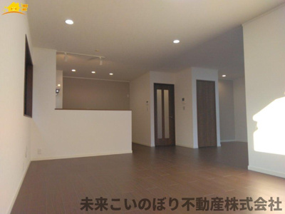 【居間・リビング】 | 春日部市増田新田中古戸建て | 一日の中で多くの時間を過すことになるリビングダイニングだからこそ、いつも穏やかな空間であることが必然。爽やかな通風と採光を存分に感じる事が出来る空間です。