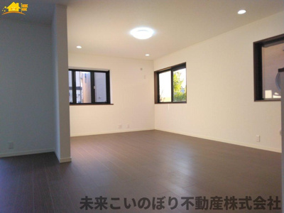 【居間・リビング】 | 春日部市増田新田中古戸建て | 広々とした解放間のあるリビングで、家族の会話も弾みますね！