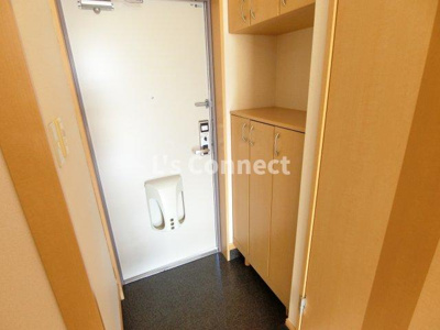 【玄関】 | ラ・ジュルネ | 上下の下駄箱で靴も収納できます。