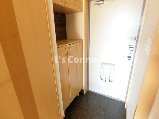 【玄関】 | ラ・ジュルネ | 上下の下駄箱で靴も収納できます。