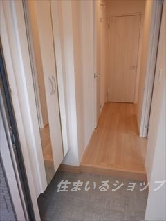 広島市安佐北区可部７丁目のアパートの玄関|ミラー付き大型シューズボックス