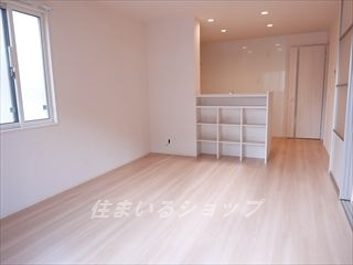 広島市安佐北区可部７丁目のアパートの居間・リビング|人気の対面キッチン・エアコン付き