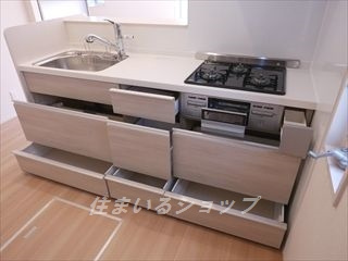 広島市安佐北区可部７丁目のアパートのキッチン|３口ガスコンロ・グリル付きシステムキッチン