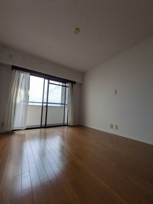 【居間・リビング】 | サバーブ永楽荘 | こちらのリビングで趣味の時間をお楽しみください