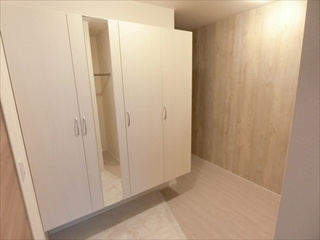 広島市安佐北区亀山２丁目のアパートの玄関|ミラー付き大型シューズボックス