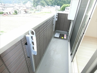 広島市安佐北区亀山２丁目のアパートのバルコニー