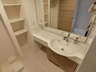 広島市安佐北区亀山２丁目のアパートの洗面所|三面鏡付き大型シャンプードレッサー