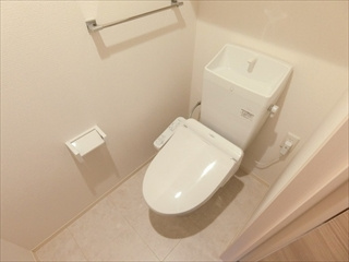 広島市安佐北区亀山２丁目のアパートのトイレ|シャワートイレ・収納棚あり