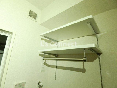 【設備】 | ルミエールＡ | 洗濯機置き場の上には棚があります。