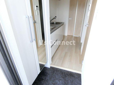 【玄関】 | ルミエールＡ | 背の高い下駄箱には鏡付きで身だしなみチェック。