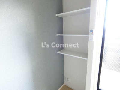 【その他】 | ルミエールＡ | 洋室には棚があります。