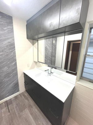 【洗面所】 | 永楽荘２丁目戸建 | 明るい洗面所です