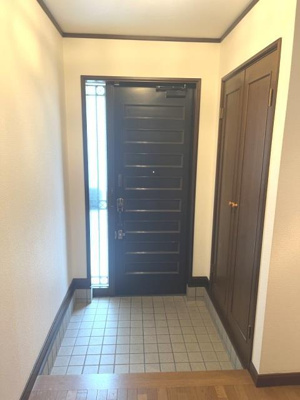 【玄関】 | 永楽荘２丁目戸建 | 収納もある玄関です