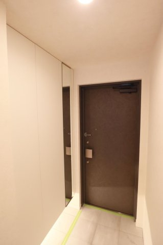 【玄関】 | ブライトンヒルズ藤崎 | 玄関には収能力の高いシューズボックスと姿見までセットされています