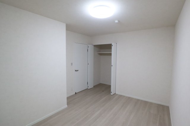 【洋室】 | ブライトンヒルズ藤崎 | 玄関側の洋室2部屋にはどちらもクローゼットがあるので、部屋を広々と使えてストレスなく過ごせます