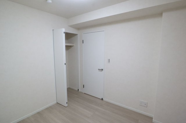 【洋室】 | ブライトンヒルズ藤崎 | 玄関側の洋室はどちらも出窓になっているので窓辺に物を置くことができ、部屋の空間も広く感じられます