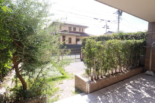 【庭】 | ブライトンヒルズ藤崎 | テラスは屋根付きで雨が直接振り込みません。お庭の前に専用の駐車場があります