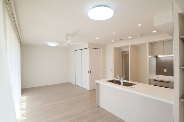 【居間・リビング】 | ブライトンヒルズ藤崎 | テラスに面した明るいLDK。床暖房完備なので冬場でも快適に家族団らんの時間を過ごせます