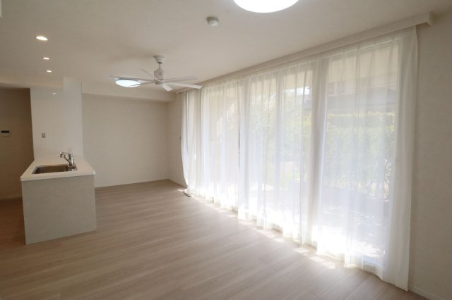 【居間・リビング】 | ブライトンヒルズ藤崎 | 大きな窓のあるLDKは明るさたっぷり。食事のときも、くつろぎの時間も楽しい家族の時間をすごせそうです