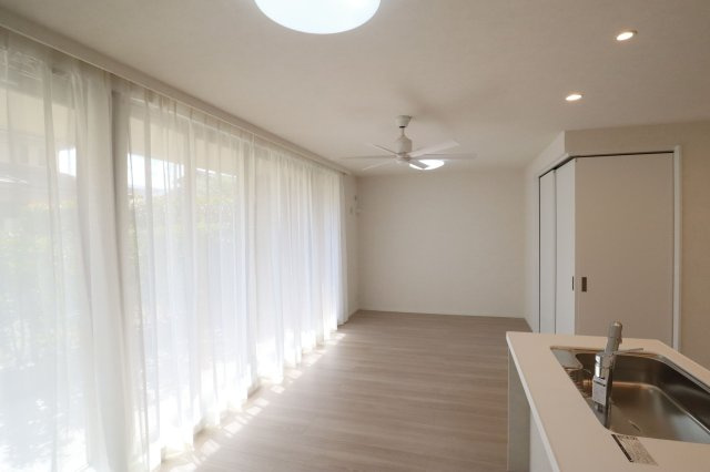 【居間・リビング】 | ブライトンヒルズ藤崎 | リビングは広く落ち着く空間になっており、お好きなレイアウトを楽しめます