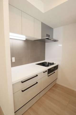 【キッチン】 | ブライトンヒルズ藤崎 | 壁側にコンロがあるので油の飛び散りなどを気にする必要がなく、効率的にお掃除ができます