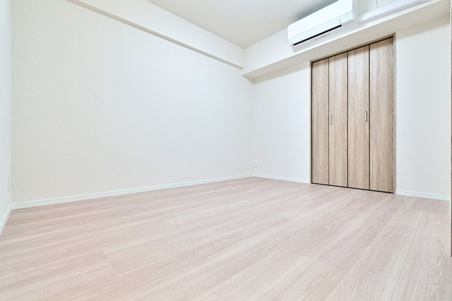 【洋室】 | ビレッタ百道 | 5.4帖の洋室。エアコン設置済みなので入居してすぐから快適に過ごせます