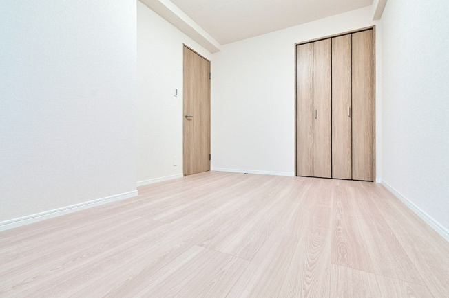 【洋室】 | ビレッタ百道 | 5.7帖の洋室。各部屋にはクローゼットを完備しています。収納が多いお家はすっきりして快適空間です