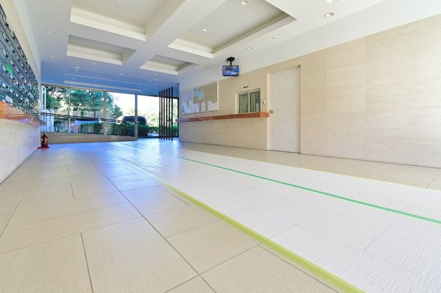 【ロビー】 | ビレッタ百道 | 外と内をつなぐエントランスはまさに顔となる場所。清潔感のある雰囲気を漂わせて上質な空間を作り出します