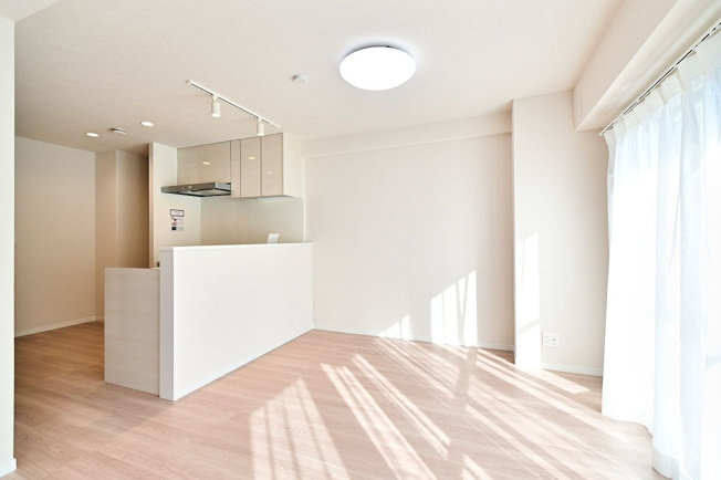 【居間・リビング】 | ビレッタ百道 | 南東向きの明るいLDKは約15帖の広さ。ダイニングテーブルを置いても、ソファやテレビも十分置けます