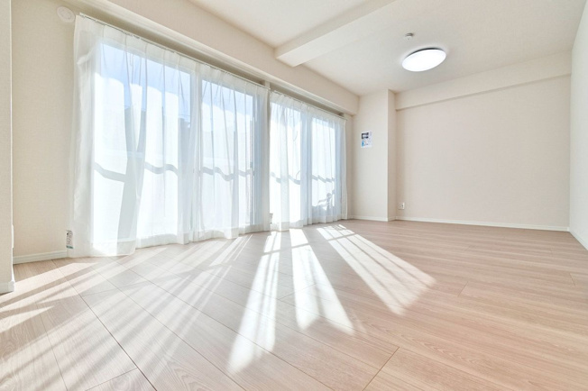 【居間・リビング】 | ビレッタ百道 | 大きな窓のあるLDKは明るさたっぷり。食事のときも、くつろぎの時間も楽しい家族の時間をすごせそうです