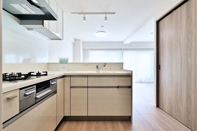 【キッチン】 | ビレッタ百道 | 使いやすくて機能的なＬ字型キッチン。作業スペースが広くて、お料理好きにもきっと満足していただけます