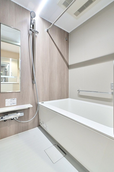 【浴室】 | ビレッタ百道 | 雨の日でも洗濯に困らない浴室乾燥機、いつでも暖かいお風呂に入れる追い焚き機能付きのバスルームです