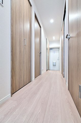 【内装】 | ビレッタ百道 | 玄関ホールに扉付きの収納もあり、居住スペースをすっきりと使えます