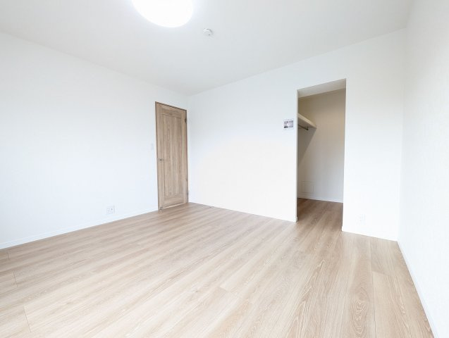 【洋室】 | 日商岩井リバーサイドマンションA棟 | 7.6帖の洋室は明るく採光がとれ、大容量のウォークインクローゼットがあります