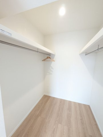 【収納】 | 日商岩井リバーサイドマンションA棟 | ウォークインクローゼット。季節物の洋服や、普段使いの鞄を収納したり多様な使い方ができます