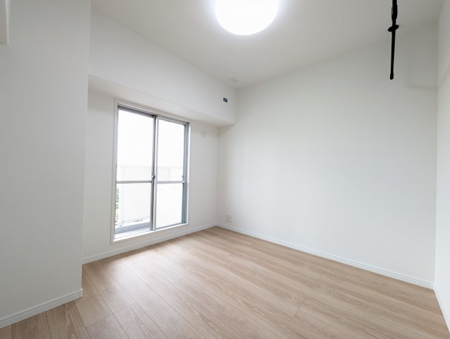 【洋室】 | 日商岩井リバーサイドマンションA棟 | 4.5帖の洋室。全部屋バルコニーに面しているため明るく換気や採光ばっちりです