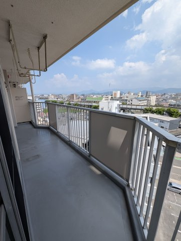 【バルコニー】 | 日商岩井リバーサイドマンションA棟 | バルコニーからの気持ちのいい眺望。前面にさえぎる建物がないので毎日大きな空を眺められます