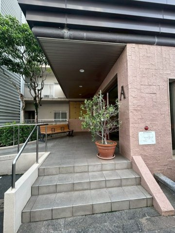 【エントランス】 | 日商岩井リバーサイドマンションA棟 | 共用部分はいつもスッキリと清潔に管理されています