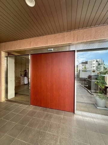 【エントランス】 | 日商岩井リバーサイドマンションA棟 | エントランスのドアは頑丈なだけでなくおしゃれです