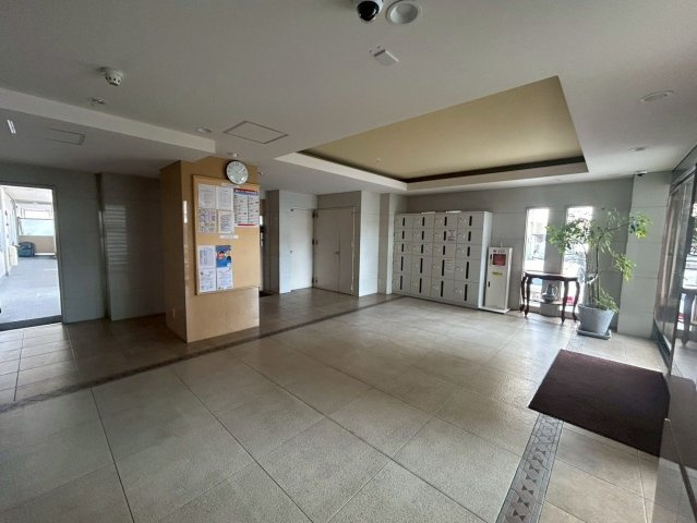 【ロビー】 | 日商岩井リバーサイドマンションA棟 | 清潔感のあるすっきりとしたロビーがお住まいの方を心地よくお迎えします