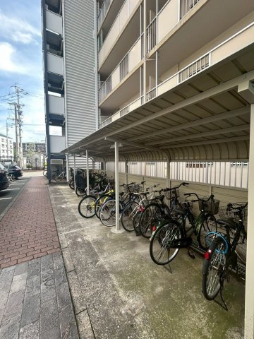 【駐輪場】 | 日商岩井リバーサイドマンションA棟 | 駐輪場は嬉しい屋根付きなのでサドルが濡れる心配がありません。バイク置場も確保されています