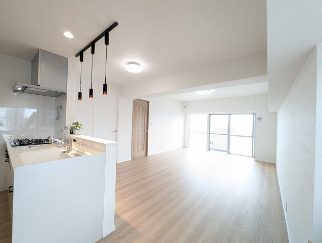 【居間・リビング】 | 日商岩井リバーサイドマンションA棟 | 約19帖の広々としたLDK。オープンなカウンタータイプのキッチンで空間に広がりがあります