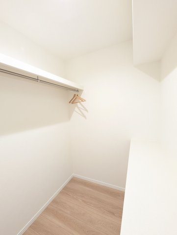 【収納】 | 日商岩井リバーサイドマンションA棟 | リビングにあるファミリークローゼットがおススメポイント。季節物や家電などを収納できるすぐれものです