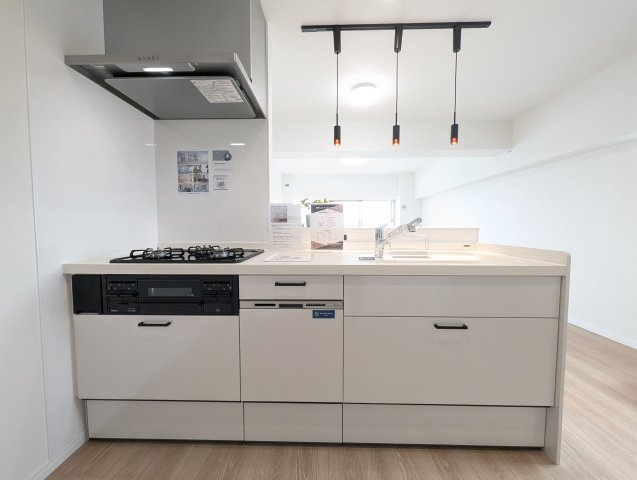 【キッチン】 | 日商岩井リバーサイドマンションA棟 | シンプルで機能的なシステムキッチン。お料理をしながら会話を楽しめます