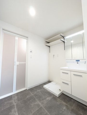 【独立洗面台】 | 日商岩井リバーサイドマンションA棟 | 朝の身支度に便利なゆとりある広さの洗面台。鏡裏、洗濯機置場上部など収納スペースがたっぷりです