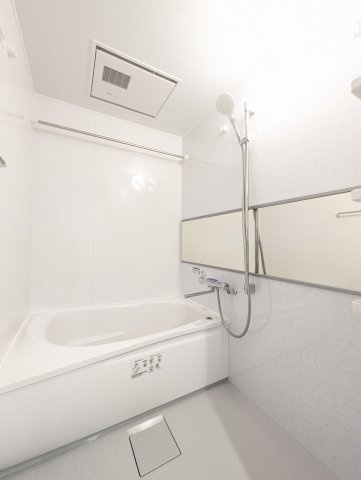 【浴室】 | 日商岩井リバーサイドマンションA棟 | 広々とした浴室で一日の疲れもサッパリ洗い流せます！浴槽は足を伸ばしてゆったりおくつろぎ頂けます